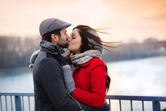 Romantischer Kurzurlaub im Winter Paar auf Brücke Liebespaar Winterurlaub